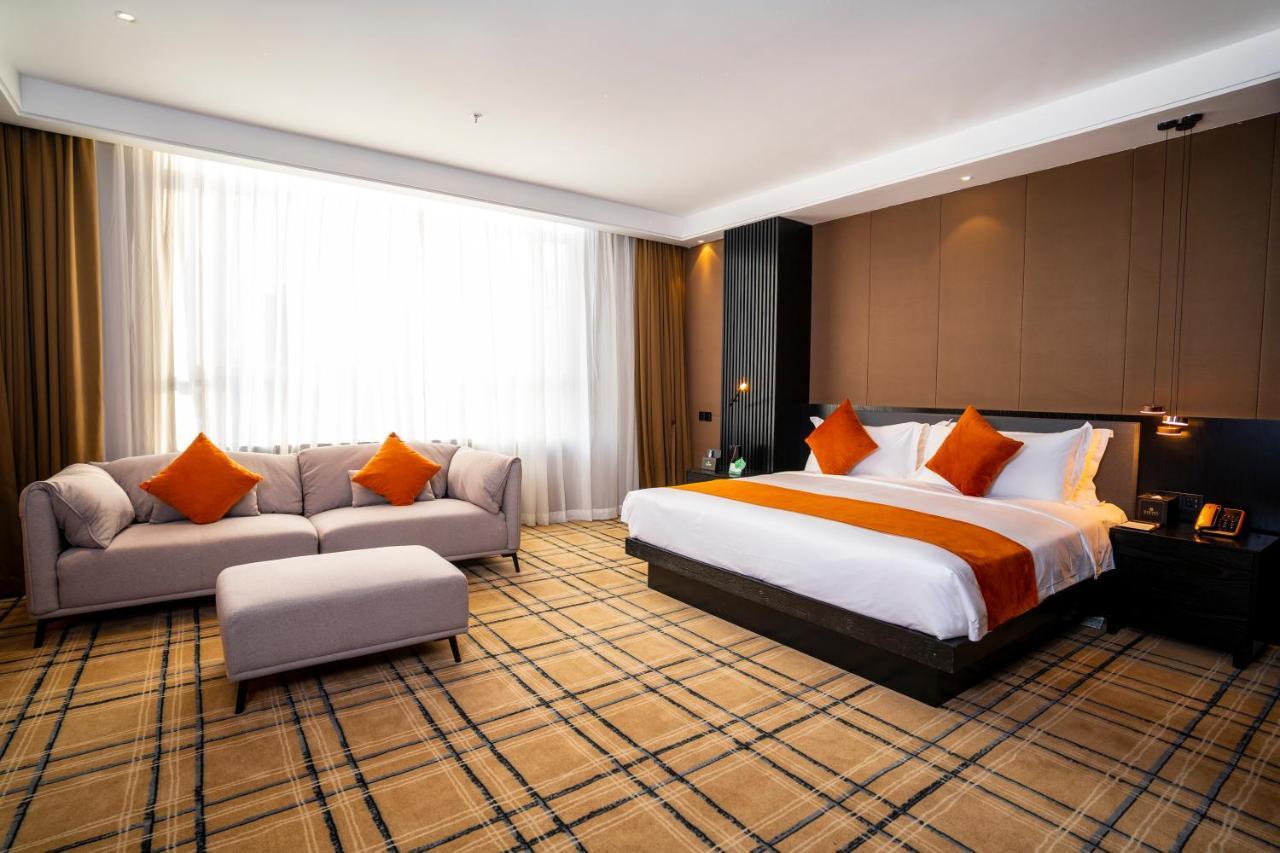 Ocean Hotel Phnom Penh Esterno foto
