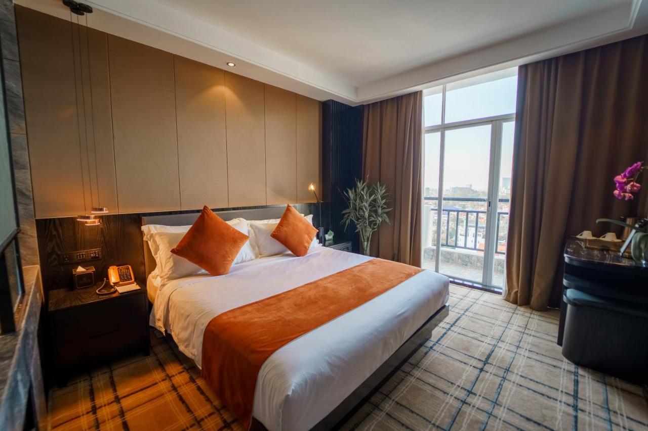 Ocean Hotel Phnom Penh Esterno foto
