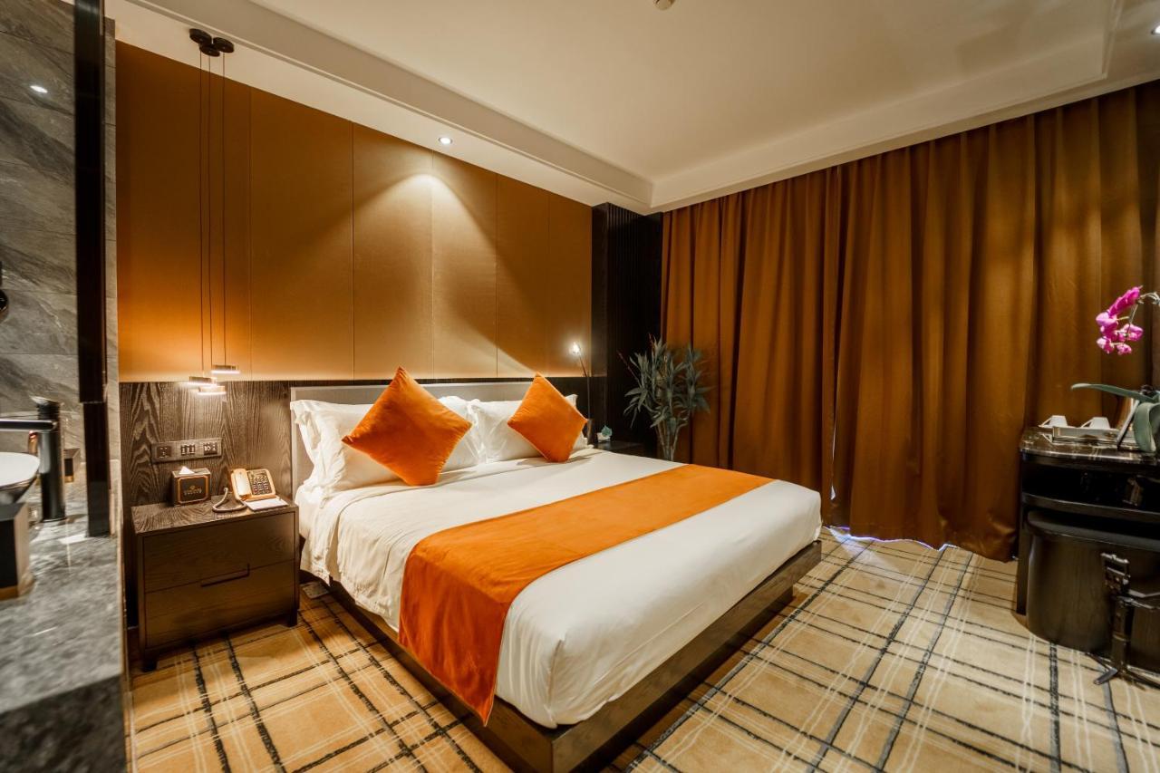 Ocean Hotel Phnom Penh Esterno foto