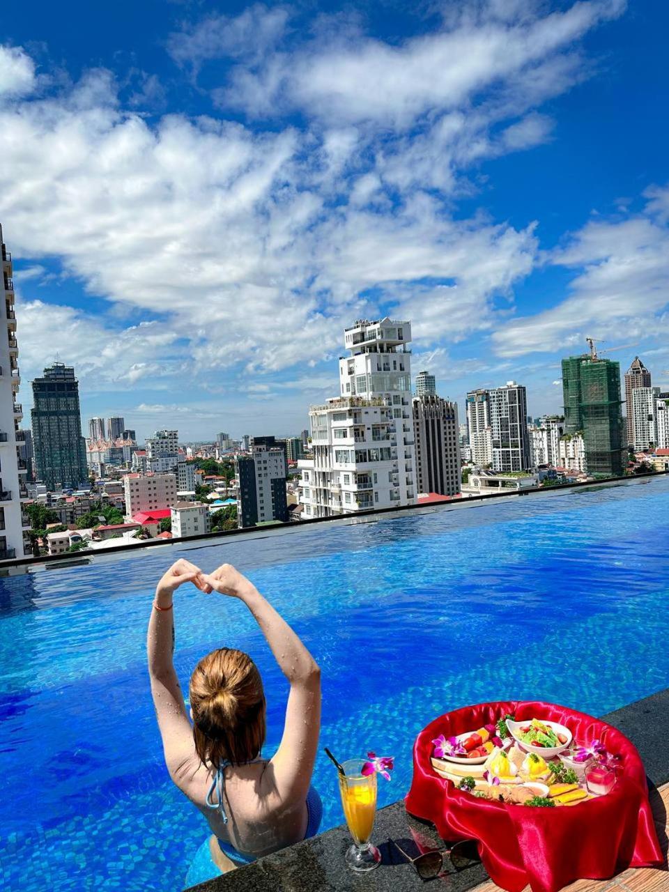 Ocean Hotel Phnom Penh Esterno foto