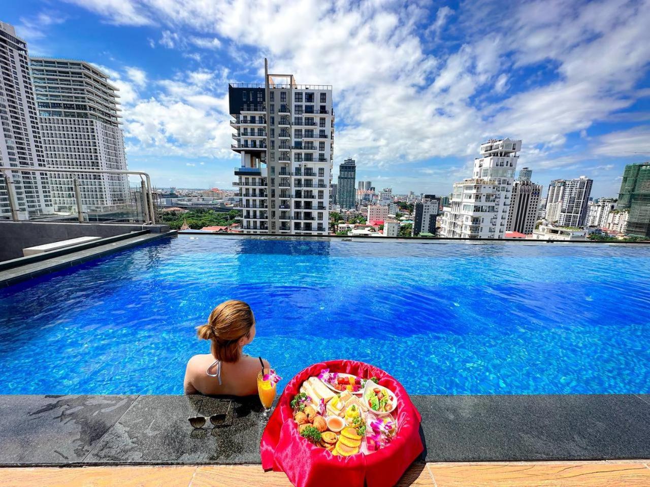 Ocean Hotel Phnom Penh Esterno foto